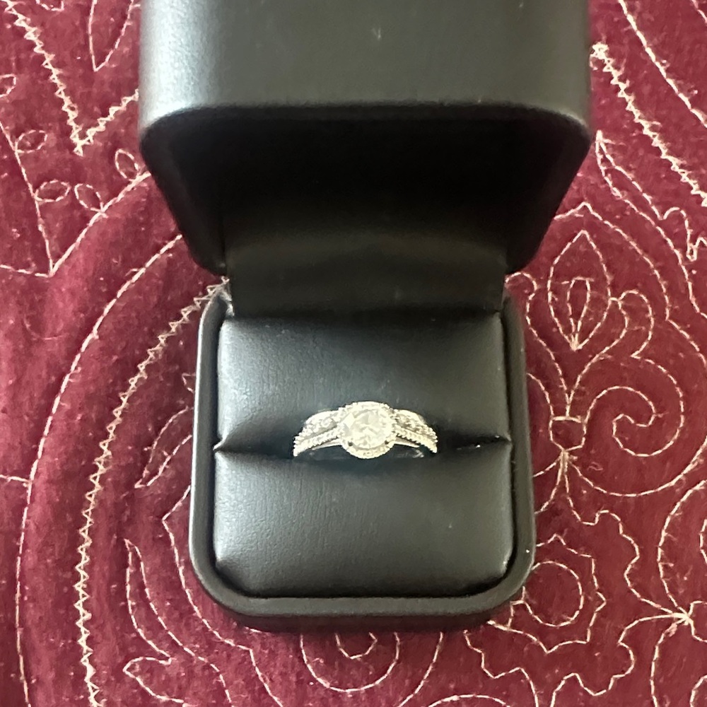 1 carat center stone diamond ring